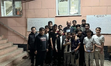 Başkan Altay, Teravih Sonrası Gençlerle Sohbet Etti, Esnafların Çay Davetine Katıldı