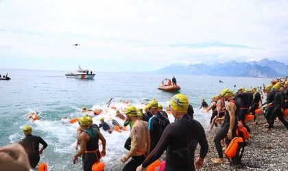 Açık su yüzme yarışlarının startını Başkan Muhittin Böcek verdi