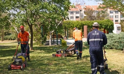 Çankaya Parklarında Çimler Biçiliyor, Otlar Temizleniyor