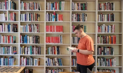 Kitap kurdu Asil okuma sevgisiyle örnek oluyor