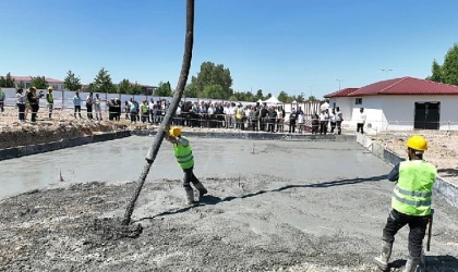 Sıcak Çermik’te kadın ve erkek havuzlar için ilk beton atıldı