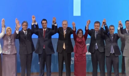 Umut Yılmaz resmen AK Parti'de... Rozetini Cumhurbaşkanı Erdoğan taktı!