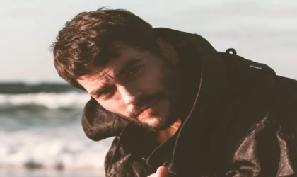 Akın Akınözü’nden Yürek Yakan Paylaşım: “İlk Sevgilim… Sonsuz Sevgilim…”