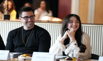 Çağlar Ertuğrul ve Derya Pınar Ak'tan İlk Kare Geldi! Star’ın Yeni Dizisi "Çirkin" Okuma Provasında Devleşti.
