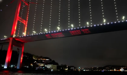 Eşref Rüya Boğaz’a damga vurdu! “Siz hepiniz Eşref Tek” köprüye yansıtıldı