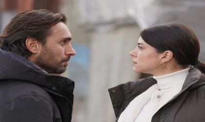 Taşacak Bu Deniz 20. Bölüm Fragmanı Yayınlandı! Gezep, Eleni’nin Sırrını Öğreniyor: Koçari’de Yer Yerinden Oynayacak!