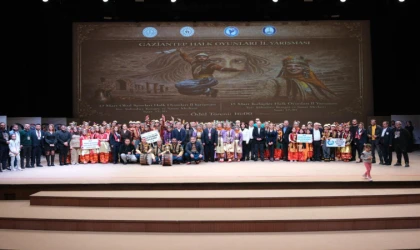 Gaziantep’te Folklor Rüzgarı! Sahne Tozunu Attırdılar: Bölge Yarışmasına Gidecek Şampiyonlar Belli Oldu!