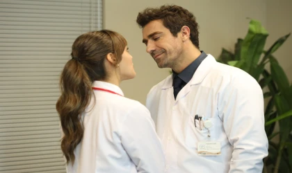 Zirveden Dibe Bir Mucize! Doktor Başka Hayatta 1. Bölümde Şoke Eden Başlangıç: Prof. İnan Kural Her Şeyi Unuttu!