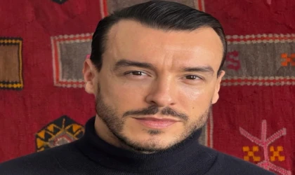 Cem Adrian Hakkında Şok Gözaltı Kararı! Ünlü Sanatçı Yurt Dışından İlk Kez Konuştu: "Döner Dönmez..."