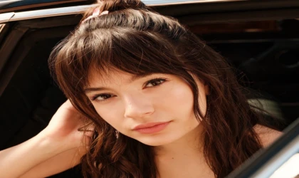 Delikanlı Dizisinin Dila’sı Mina Demirtaş Kimdir? Karanlık Bir Evin Masum Yüzü: Dila’nın Sırrı Ne?"