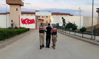 Gaziantep Jandarmasından Kaçamadı! Yol Kontrolünde 26 Yıl Hapis Cezası Bulunan Azılı Hırsız Yakalandı!