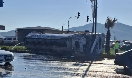 Gaziantep'te Dehşet Anları! Akaryakıt Yüklü Tır Kavşakta Devrildi: Facianın Eşiğinden Dönüldü