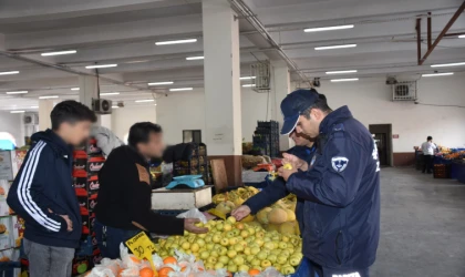 Şahinbey’de Pazarcının "Etiketli" Kurnazlığı Pes Dedirtti! Çürük Elmaları Öyle Bir Gizledi Ki... Zabıta Affetmedi!