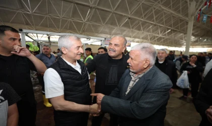 Başkan Tahmazoğlu kurban kesim alanlarında vatandaşlarla bayramlaştı