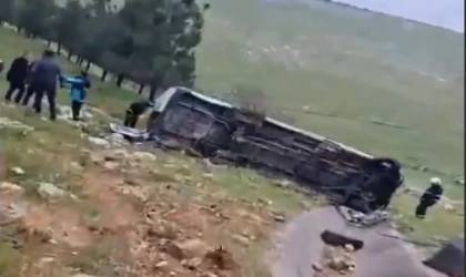 Gaziantep Çevre Yolu’nda Kaza! İşçi Servisi Şarampole Devrildi: Çok Sayıda Yaralı Var! Kaza Anı Kameralara Böyle Yansıdı!