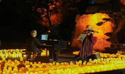 Dülük Antik Kenti’nde büyüleyici gece! Binlerce mum ışığında konser