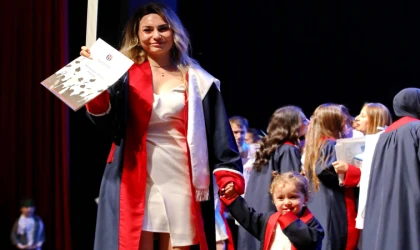 Gaziantep’te genç anne kızıyla diploma aldı, mesajı törene damga vurdu