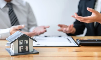 Çilingirle eve girdi, kiracının altın dolu valizine el koydu
