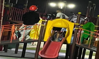 Çocuk parkına motosikletle girmeleri pahalıya patladı! O sürücülere şok ceza
