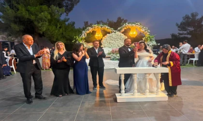 İYİ Parti Gaziantep Ailesi Bu Düğünde Buluştu! Emre Bildirici ve Emine Koruer’in Mutlu Günü! 