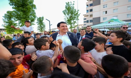 BAŞKAN YILMAZ’DAN EĞİTİME YENİ DESTEK!  İLK VE ORTAOKUL ÖĞRENCİLERİNE 8 BİN TL